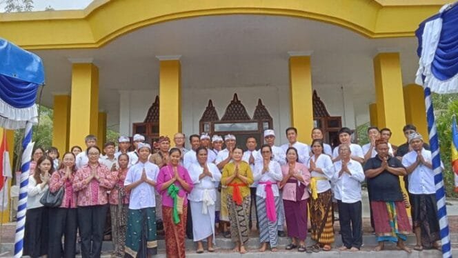 
Umat Hindu berfoto bersama umat Budha di Timika. (Foto: Kristin Rejang/Sasagupapua.com)