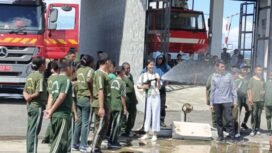 Seorang guru pendamping saat memperagakan menggunakan alat pemadam kebakaran di UPPKB Bandara Douw Aturure.