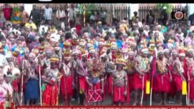 Masyarakat suku Maybrat ketika mengantar Uskup Bernardus Bofitwos Baru, OSA ke gereja.