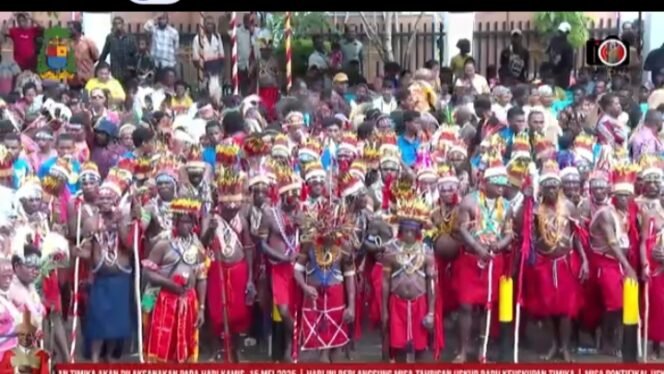 
Masyarakat suku Maybrat ketika mengantar Uskup Bernardus Bofitwos Baru, OSA ke gereja. 