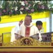 Pastor Amandus Rahadat, Pr saat membawa kotbah, Minggu (18/5/2025). (Foto: Capture Video YouTube Multimedia Tiga Raja)
