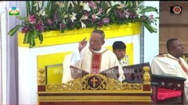 Pastor Amandus Rahadat, Pr saat membawa kotbah, Minggu (18/5/2025). (Foto: Capture Video YouTube Multimedia Tiga Raja)