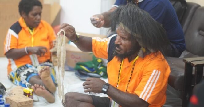 
Seorang peserta saat mengikuti perlombaan kerajinan tangan Suku Amungme. (Foto: Kristin Rejang/Sasagupapua.com)