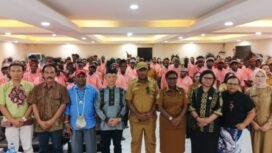 Foto bersama dalam momen pembukaan acara lomba memahat asli suku Kamoro. (Foto: Yulfin For Sasagupapua.com)