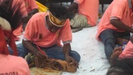 Para pengukir dari suku Kamoro saat mengerjakan ukiran patung dalam perlombaan yang diadakan Disparbudpora, Selasa, 27 /5/2025. (Foto: Edwin/sasagupapua)