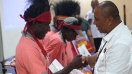 Penyerahan hadiah lomba seni ukir suku Kamoro oleh Bupati yang diwakili Staff Ahli Ignatius Yoga Pribadi. (Foto : Edwin/sasagupapua)