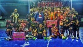 Tim Airu Mimika saat merayakan juara Turnamen Futsal Bung Karno Cup 1 2025. (Foto: Edwin Rumanasen)