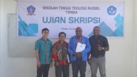 Momen para dosen penguji berfoto bersama mahasiswa yang telah menyelesaikan proses ujian skripsi STT Russell Timika. (Foto: Edwin Rumanasen/Sasagupapua.com)