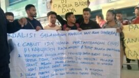 Sejumlah aktivis lingkungan saat melakukan aksi di Bandara Sorong. (Foto: Istimewa)