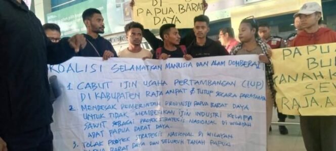 
Sejumlah aktivis lingkungan saat melakukan aksi di Bandara Sorong. (Foto: Istimewa)