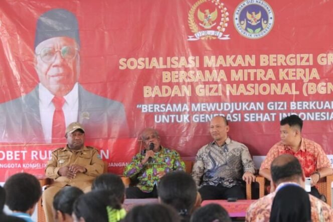 
Anggota Komisi IX Dewan Perwakilan Rakyat Republik Indonesia (DPR RI) Obet Rumbruren saat menghadiri sosialisasi program MBG di Manokwari Selatan. (Foto: Istimewa) 
