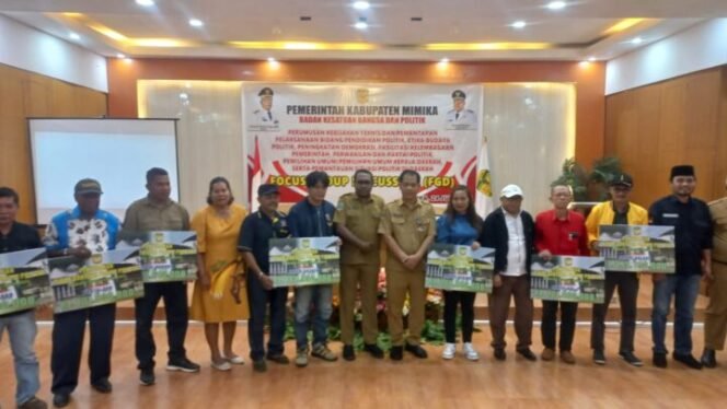 
Foto bersama usai penyerahan bantuan dana hibah kepada partai politik.