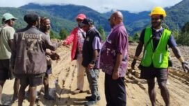 Wakil Ketua II DPRK Mimika, Karel Gwijangge,S.IP dan Ketua Komisi IV DPRK Mimika, Elinus Balinol Mom,ST saat meninjau pengerjaan lapangan terbang Bela. (Foto: Istimewa)