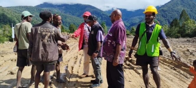 
Wakil Ketua II DPRK Mimika, Karel Gwijangge,S.IP dan Ketua Komisi IV DPRK Mimika, Elinus Balinol Mom,ST saat meninjau pengerjaan lapangan terbang Bela. (Foto: Istimewa)