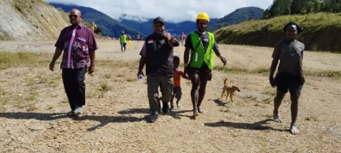 
Ketua Komisi IV DPRK Mimika Elinus B. Mom saat kunjungi .  (Foto: Istimewa) 