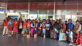 Peserta CR25 dari Nabire berfoto bersama usai tiba di Bandara Mozes Kilangin, Timika. (Foto: Kristin Rejang/Sasagupapua.com)