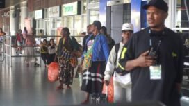 Kontingen dari Nabire ketika tiba di Bandara Mozes Kilangin. (Foto: Edwin Rumanasen)
