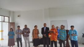 Momen para dosen membawakan pujian dalam ibadah yang digelar. (Foto: Kristin Rejang/Sasagupapua.com)