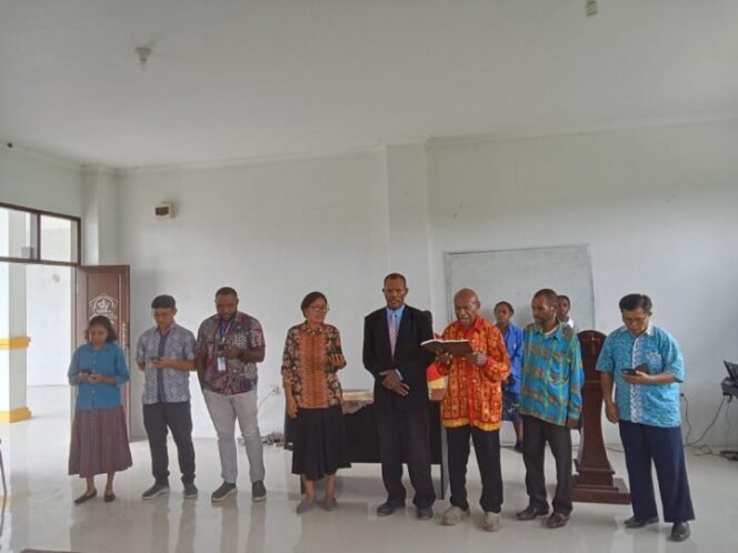 
Momen para dosen membawakan pujian dalam ibadah yang digelar. (Foto: Kristin Rejang/Sasagupapua.com)