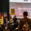 Aktivis Greenpeace Indonesia membentangkan banner bertuliskan “Nickel Mines Destroy Lives” (Tambang Nikel Menghancurkan Kehidupan) saat Wakil Menteri Luar Negeri Arief Havas Oegroseno memberikan sambutan di acara Indonesia Indonesia Critical Minerals Conference 2025 di Jakarta (Foto: Greenpeace)
