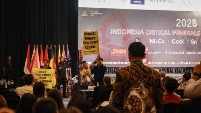 
Aktivis Greenpeace Indonesia membentangkan banner bertuliskan “Nickel Mines Destroy Lives” (Tambang Nikel Menghancurkan Kehidupan) saat Wakil Menteri Luar Negeri Arief Havas Oegroseno memberikan sambutan di acara Indonesia Indonesia Critical Minerals Conference 2025  di Jakarta (Foto: Greenpeace)