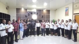 Momen foto bersama setelah RDP DPRK Mimika dengan Disnakeswan. (Foto: Kristin Rejang/Sasagupapua.com)
