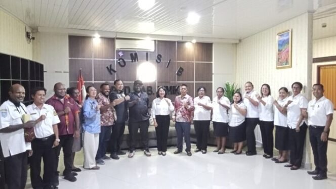 
Momen foto bersama setelah RDP DPRK Mimika dengan Disnakeswan. (Foto: Kristin Rejang/Sasagupapua.com)