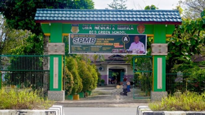 
Suasana di depan Gapura SMANDA Mimika. (Foto: Edwin Rumanasen/Sasagupapua.com).
