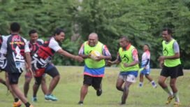 Coach George Deda saat bermain rugbi.