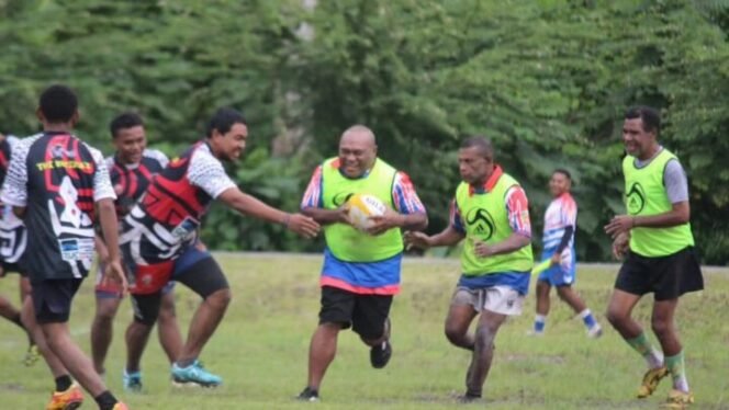 
Coach George Deda saat bermain rugbi. 