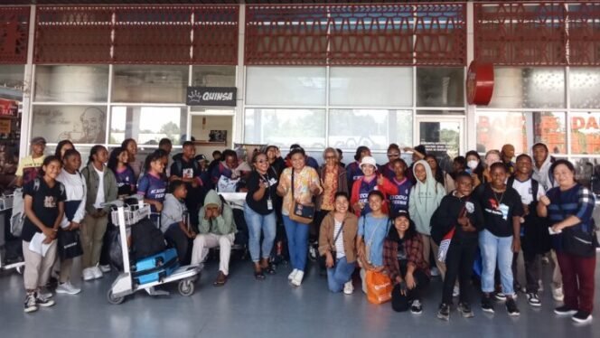 
Kontingen dari Wilayah 1 Sinode Papua saat tiba di Timika. 