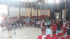 Panitia saat melakukan ibadah persiapan menuju ke Acara Pembukaan CR25 besok. (Foto: Kristin Rejang/Sasagupapia.com)