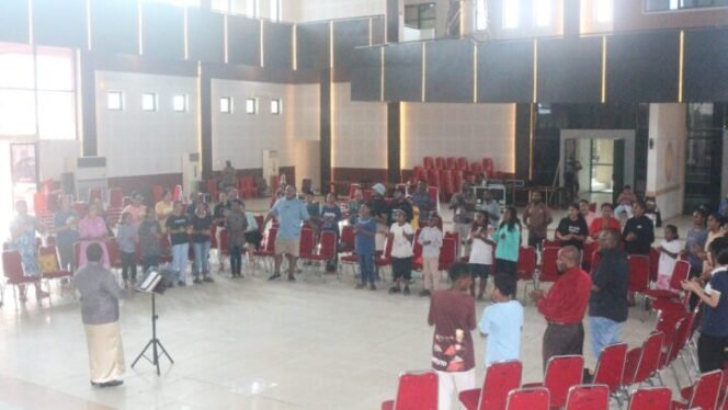 Panitia saat melakukan ibadah persiapan menuju ke Acara Pembukaan CR25 besok. (Foto: Kristin Rejang/Sasagupapia.com)