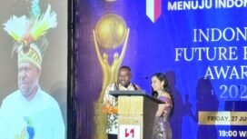 Bupati Intan Jaya,Aner Maisini saat menerima penghargaan The Best Figure Regent 2025 pada ajang Indonesian Future Figure Awards 2025.