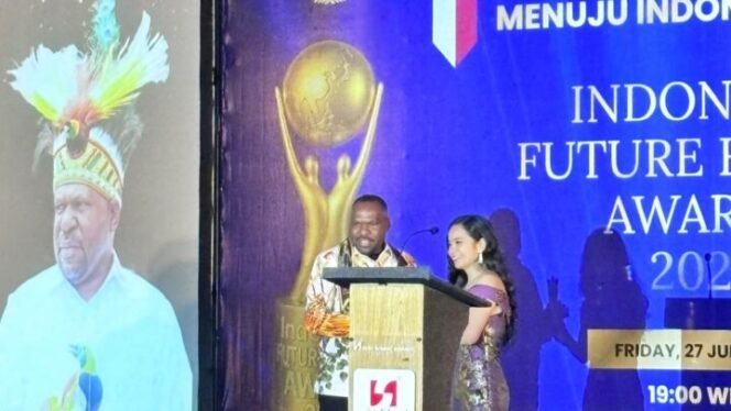 
Bupati Intan Jaya,Aner Maisini saat menerima penghargaan The Best Figure Regent 2025 pada ajang Indonesian Future Figure Awards 2025.