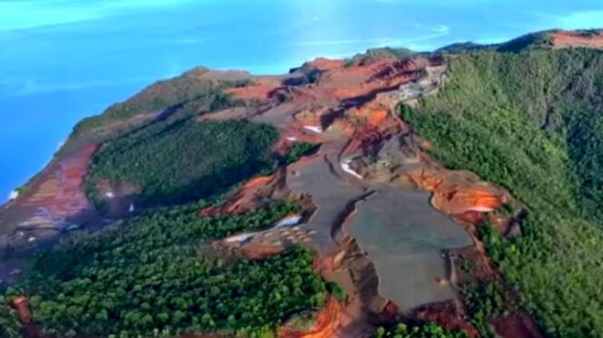 
Aktivitas Penambangan di raja Ampat tampak atas. (Foto: Capture YouTube Greenpeace Indonesia)