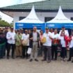 Foto bersama, Tim Daur Sampah DLHKPP Kabupaten Pegubin, Bank Papua KC Oksibil, usai pembuatan Paving Block hasil daur ulang sampah plastik. (Foto: Istimewa)