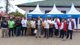 Foto bersama, Tim Daur Sampah DLHKPP Kabupaten Pegubin, Bank Papua KC Oksibil, usai pembuatan Paving Block hasil daur ulang sampah plastik. (Foto: Istimewa)