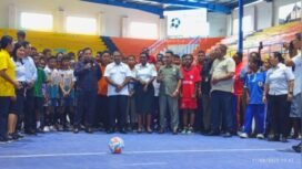 Pembukaan multi event student tingkat SMP dan SMA/SMK se-Kabupaten Mimika. di Gor Futsal Timika yang ditandai dengan memedang bola, Rabu 11 Juni 2025. (Foto: Edwin/sasagupapua.com)
