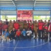 Foto bersama saat pembukaan Turnamen Bung Karno Cup oleh Bupati, Seluruh Dewan Pengurus PDI-P Kabupaten Mimika, serta tim peserta di lapangan GOR Futsal SP 5. (Foto: Edwin Rumanasen)