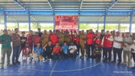 Foto bersama saat pembukaan Turnamen Bung Karno Cup oleh Bupati, Seluruh Dewan Pengurus PDI-P Kabupaten Mimika, serta tim peserta di lapangan GOR Futsal SP 5. (Foto: Edwin Rumanasen)