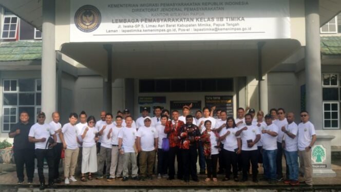 
Tim Diakonia Majelis GKI Viadolorosa Ridge Camp saat foto bersama di depan LAPAS Kelas IIB SP5 Timika. (Foto: Edwin Rumanasen)