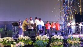 Pembukaan Camp Remaja 2025 (CR25) ditandai dengan pemukulan Tifa oleh Ast I Setda Mimika Ananias Faot bersama Bupati Intan Jaya Aner Maiseni dan Ketua Sinode GKII wilayah II Pdt.Dr Hansk Wakerkwa, M.Si. (Foto: Edwin Rumanasen)