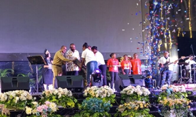 
Pembukaan Camp Remaja 2025 (CR25) ditandai dengan pemukulan Tifa oleh Ast I Setda Mimika Ananias Faot bersama Bupati Intan Jaya Aner Maiseni dan Ketua Sinode GKII wilayah II Pdt.Dr Hansk Wakerkwa, M.Si. (Foto: Edwin Rumanasen)