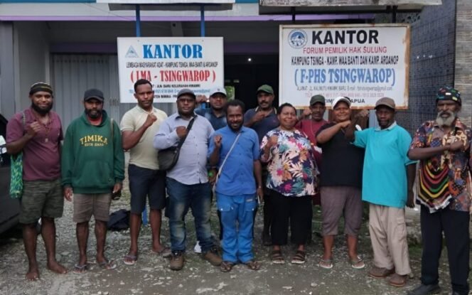 
Anggota Forum Pemilik Hak Sulung (FPHS) Tsingwarop, Lembaga Masyarakat Adat (LMA) Tsingwarop, (Foto: Ist)