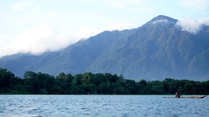 
Pemandangan Gunung Cycloop Jayapura dari Danau Sentani. (Foto: Edwin Rumanasen/Sasagupapua.com)