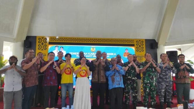 
Momen foto bersama saat launching pelayanan program Sa antar ko di RSUD. (Foto: Kristin Rejang/sasagupapua.com)