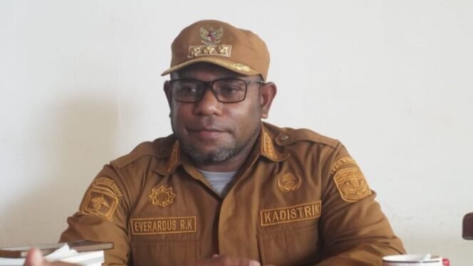 
Kepala Distrik Mimika Barat Jauh, Ever Kukuareyau. (Foto: Edwin Rumanasen)