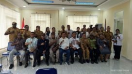 Foto bersama dalam kunjungan Komisi I DPRK Mimika ke Distrik Mimika Timur. (Foto: Edwin Rumanasen)