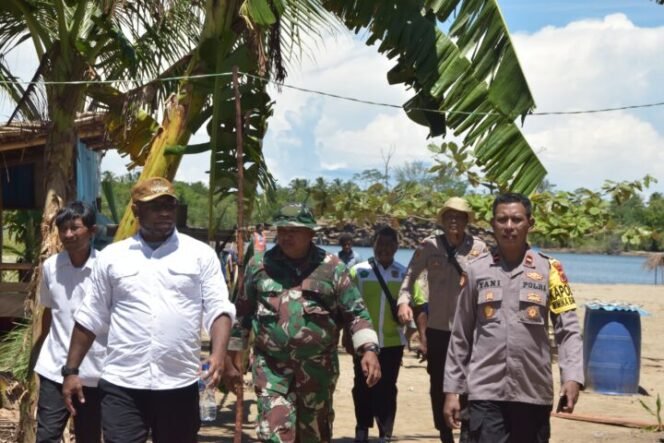 
Kepala Distrik Mimika Barat Jauh, Ever Kukuareyau (baju putih) 